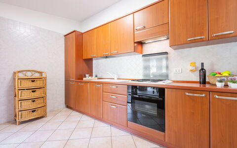 Domus Ema: Gabinetes, Propiedad, Mostrador, Blanco, Edificio, Cocina, Aparato De Cocina, Madera, Diseño De Interiores, Electrodoméstico