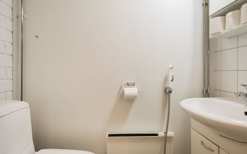 Soidinaukia a 11: Baño, Asiento Del Baño, Lavabo Del Baño, Arreglo De Tubería, Pared, Baño, Lavabo, Piso, Diseño De Interiores, Suelo