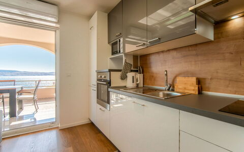 Karlobag 180: Diseño De Interiores, Piso, Suelo, Electrodoméstico, Departamento, Mostrador, Cocina, Habitación, Fregadero, Gabinetes