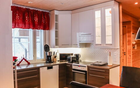 Lampitaival 6B: Mueble, Diseño De Interiores, Piso, Suelo, Mesa, Techo, Cocina Y Comedor Mesa, Encendiendo, Silla, Casa