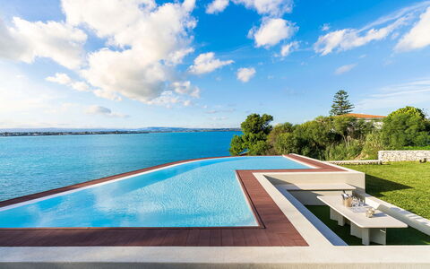 Villa Maddalena - Siracusa, Sicilia: Nube, Agua, Cielo, Los Recursos Hídricos, Edificio, Planta, Piscina, Mueble Para Exteriores, Paisaje Natural, Rectángulo