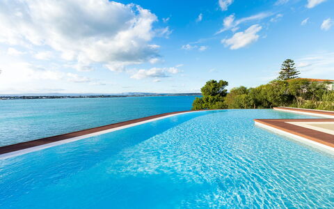 Villa Maddalena - Siracusa, Sicilia: Nube, Cielo, Agua, Tiempo De Día, Piscina, Azul, Azur, Árbol, Paisaje Natural, Planta