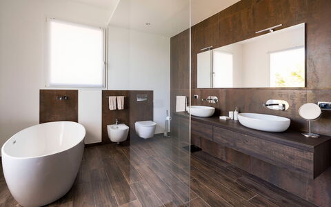 Villa Maddalena - Siracusa, Sicilia: Espejo, Arreglo De Tubería, Grifo, Propiedad, Mueble De Baño, Lavabo, Lavabo Del Baño, Baño, Edificio, Madera