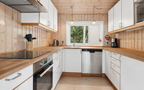 Ellynor - 600M from the Sea: Cocina, Mostrador, Piso, Madera, Aparato De Cocina, Diseño De Interiores, Gabinetes, Suelo, Mueble, Electrodoméstico