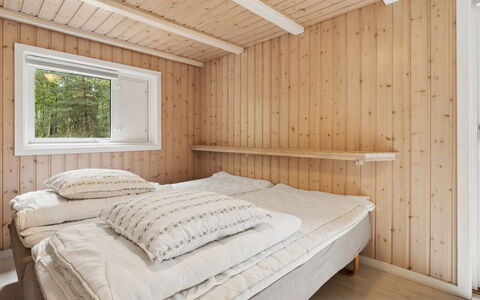 Ellynor - 600M from the Sea: Habitación, Madera, Techo, Diseño De Interiores, Cama, Suelo, Piso, Sábana, Lecho, Habitación
