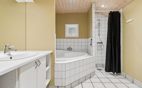 Ellynor - 600M from the Sea: Piso, Suelo, Diseño De Interiores, Pared, Arreglo De Tubería, Baño, Techo, Loseta, Lavabo, Plomería