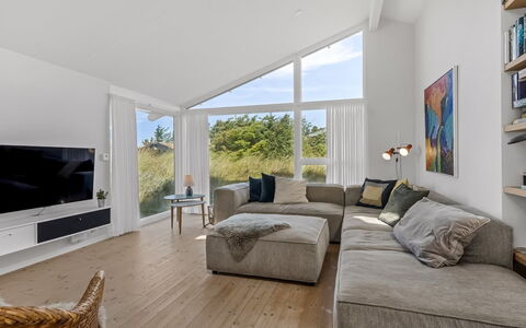 Annrike - 400M from the Sea: Sofá, Diseño De Interiores, Mueble, Techo, Sala, Piso, Suelo, Casa, Suelos De Madera