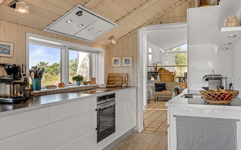 Annrike - 400M from the Sea: Madera, Cocina, Piso, Techo, Diseño De Interiores, Aparato De Cocina, Electrodoméstico, Mostrador, Suelo, Electrodoméstico