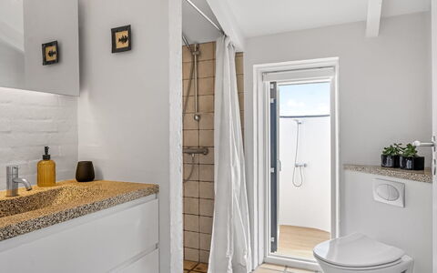 Annrike - 400M from the Sea: Piso, Pared, Diseño De Interiores, Suelo, Arreglo De Tubería, Baño, Techo, Encendiendo, Plomería, Habitación