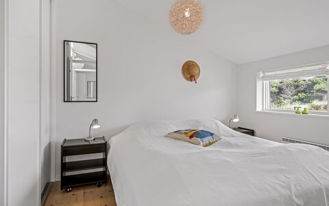 Annrike - 400M from the Sea: Cama, Diseño De Interiores, Mueble, Habitación, Pared, Lecho, Sábana, Piso, Techo, Madera