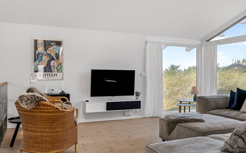 Annrike - 400M from the Sea: Mueble, Diseño De Interiores, Piso, Sofá, Pared, Suelo, Sala, Madera, Techo, Habitación