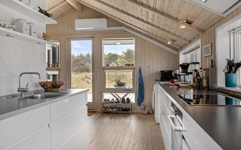 Annrike - 400M from the Sea: Cocina, Mostrador, Piso, Madera, Aparato De Cocina, Electrodoméstico, Diseño De Interiores, Mueble, Suelo, Techo
