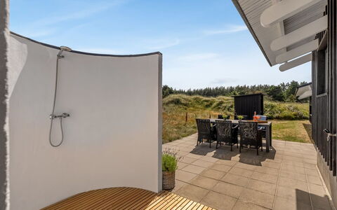 Annrike - 400M from the Sea: Suelo, Material Compuesto, Sombra, La Luz Del Día, Madera Dura, Mueble Para Exteriores, Balcón, Cubierta, Estructura Al Aire Libre