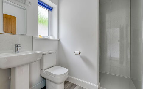 Loch View: Pared, Piso, Suelo, Arreglo De Tubería, Baño, Material Compuesto, Baño, Plomería, Departamento