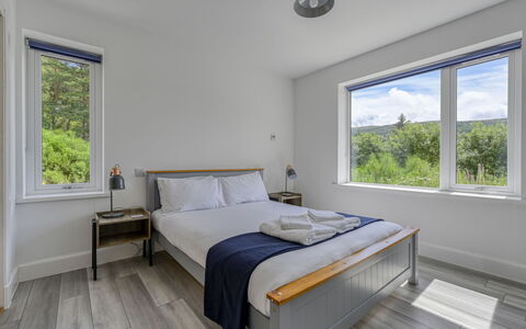 Loch View: Madera, Habitación, Diseño De Interiores, Techo, Piso, Cama, Suelo, Lecho, Sábana, Casa
