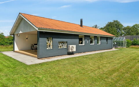 Geske - 3.2Km from the Sea: Madera, Techo, Arquitectura, Casa, Casa, Cabaña, Vía Muerta, Madera Dura, Pendiente, Inmuebles