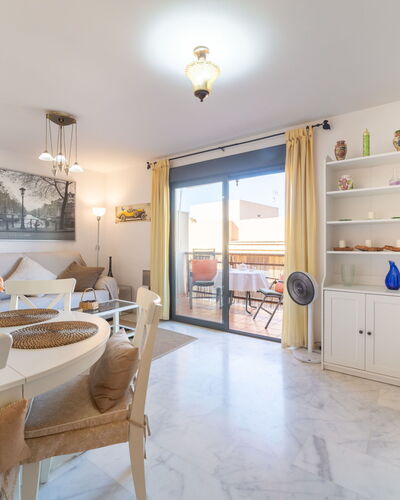 Dioniso - Playa Romanilla: Mesa, Cielo, Mueble, Propiedad, Planta, Silla, Mesa Al Aire Libre, Mueble Para Exteriores, Vajilla, Edificio