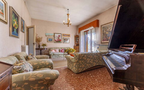 Casa Vacanza Mais - Camaiore, Toscana: Marco, Sofá, Mueble, Planta, Diseño De Interiores, Madera, Suelo, Sala, Piso, Planta De Casa