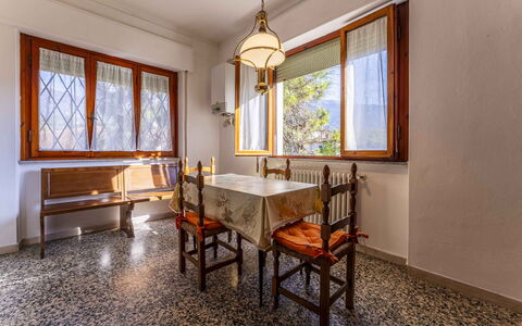 Casa Vacanza Mais - Camaiore, Toscana: Ventana, Propiedad, Mueble, Madera, Mesa, Rectángulo, Diseño De Interiores, Piso, Suelo