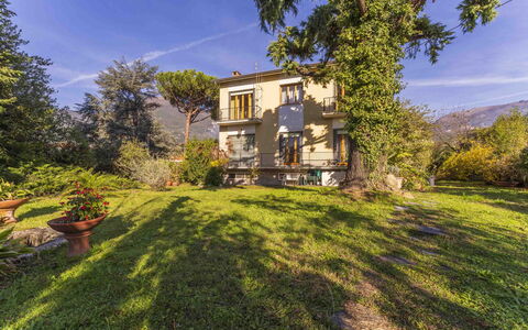 Casa Vacanza Mais - Camaiore, Toscana: Planta, Cielo, Nube, Propiedad, Ventana, Edificio, Paisaje Natural, Árbol, El Terreno Del Lote, Casa