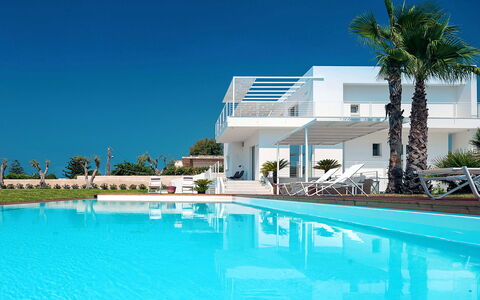 Casa Mareblu - Marina Di Modica, Sicilia: Agua, Cielo, Propiedad, Edificio, Piscina, Planta, Azur, Balneario, Árbol, Mueble Para Exteriores