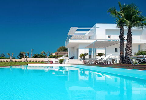 Casa Mareblu - Marina Di Modica, Sicilia: Agua, Cielo, Propiedad, Edificio, Piscina, Planta, Azur, Balneario, Árbol, Mueble Para Exteriores