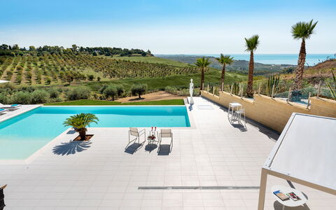 Villa Agrigenta - Ribera, Sicilia: Cielo, Agua, Propiedad, Piscina, Planta, Azur, Mueble Para Exteriores, Árbol, Edificio, Sombra