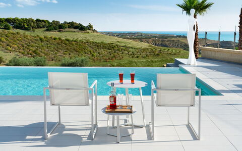 Villa Agrigenta - Ribera, Sicilia: Agua, Cielo, Mueble, Nube, Mesa, Propiedad, Planta, Mueble Para Exteriores, Árbol, Mesa Al Aire Libre