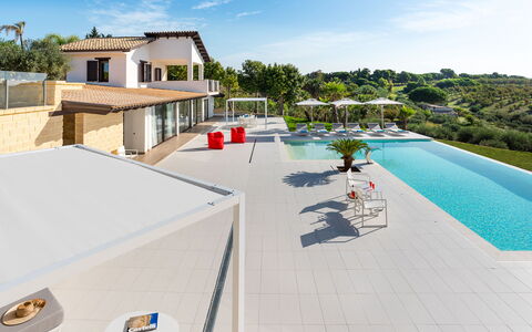 Villa Agrigenta - Ribera, Sicilia: Cielo, Edificio, Propiedad, Agua, Nube, Árbol, Piscina, Mueble Para Exteriores, Diseño Urbano, Sombra
