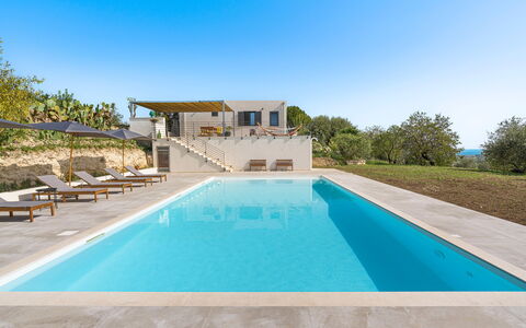 Casa Bianca - Noto, Sicilia: Agua, Cielo, Planta, Piscina, Azur, Edificio, Silla, Sombra, Árbol, Rectángulo