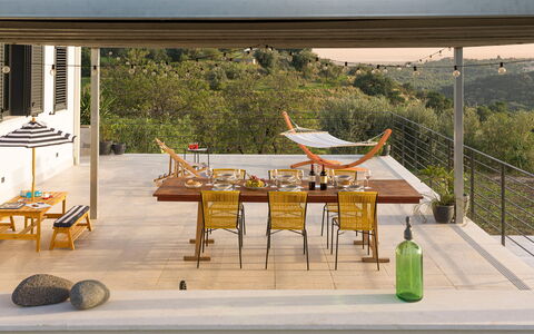 Casa Bianca - Noto, Sicilia: Mesa, Sombra, Mueble Para Exteriores, Planta, Madera, Árbol, Ocio, Mesa Al Aire Libre, Botella, Edificio