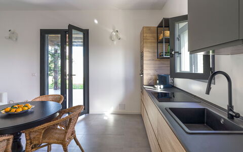Casa Bianca - Noto, Sicilia: Fregadero, Lavabo, Grifo, Propiedad, Gabinetes, Mueble, Mostrador, Arreglo De Tubería, Mesa, Cocina