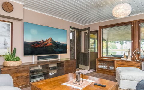 Kiviniemi: Mueble, Diseño De Interiores, Madera, Piso, Techo, Sofá, Televisión, Suelo, Sala, Habitación