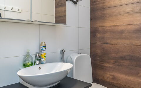 Kiviniemi: Baño, Arreglo De Tubería, Lavabo Del Baño, Pared, Piso, Lavabo, Asiento Del Baño, Diseño De Interiores, Suelo, Baño