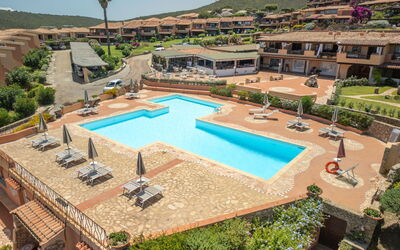 Golfo di Marinella 320: Planta, Agua, Piscina, Cielo, Edificio, Azur, Árbol, Condominio, Sombra, Ocio