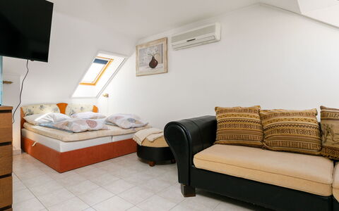 Sandra: Propiedad, Mueble, Comodidad, Marco, Sofá, Edificio, Diseño De Interiores, Madera, Suelo, Piso