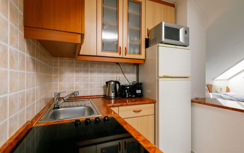 Sandra: Fregadero, Gabinetes, Propiedad, Mostrador, Lavabo, Grifo, Estufa De Cocina, Aparato De Cocina, Madera, Cocina