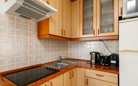 Sandra: Fregadero, Gabinetes, Mostrador, Propiedad, Lavabo, Edificio, Grifo, Estufa De Cocina, Aparato De Cocina, Madera