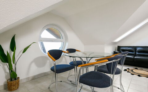 Sandra: Edificio, Mesa, Planta, Mueble, Planta De Casa, Silla, Diseño De Interiores, Suelo, Piso, Madera