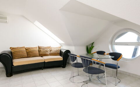 Sandra: Mueble, Sofá, Comodidad, Mesa, Edificio, Planta, Sala, Piso, Suelo, Madera