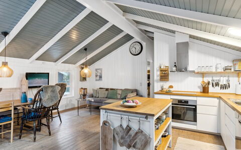 Pauliina - 500M from the Sea: Madera, Casa, Porche, Cubierta, Madera Dura, Techo, Manchas De Madera, Suelos De Madera, Eco Hotel
