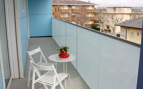 Lignano Sabbiadoro 637: Mesa, Propiedad, Edificio, Cielo, Ventana, Madera, Diseño De Interiores, Nube, Encendiendo, Mueble Para Exteriores