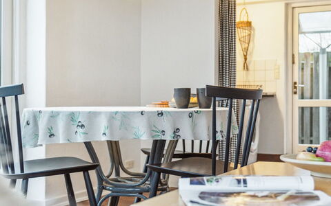 Frodde - 5Km from the Sea: Mueble, Diseño De Interiores, Mesa, Piso, Comedor, Encendiendo, Lámpara, Silla, Cocina Y Comedor Mesa, Suelo