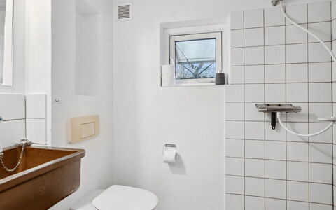 Frodde - 5Km from the Sea: Baño, Arreglo De Tubería, Pared, Baño, Asiento Del Baño, Diseño De Interiores, Piso, Plomería, Lavabo Del Baño, Grifo