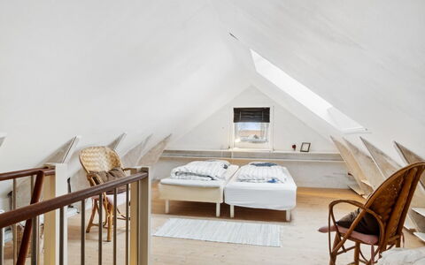 Frodde - 5Km from the Sea: Madera, Diseño De Interiores, Mueble, Piso, Techo, Suelo, Habitación, Ático, Cama, Habitación