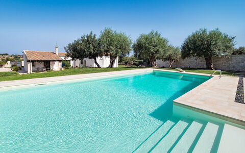 Corte Carrubo - Rosolini, Sicilia: Agua, Cielo, Piscina, Planta, Edificio, Azur, Rectángulo, Sombra, Mueble Para Exteriores, Casa