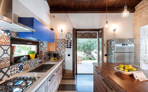 Corte Carrubo - Rosolini, Sicilia: Gabinetes, Mostrador, Mueble, Lavabo, Cocina, Madera, Diseño De Interiores, Encendiendo, Mesa, Grifo