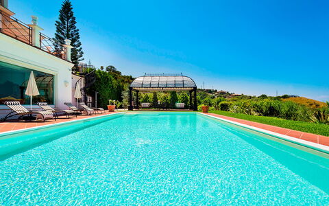 Villa Ester - Capo D'orlando, Sicilia: Agua, Cielo, Planta, Propiedad, Piscina, Edificio, Árbol, Naturaleza, Azur, Cuerpo De Agua