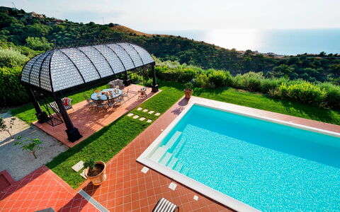 Villa Ester - Capo D'orlando, Sicilia: Agua, Propiedad, Planta, Cielo, Edificio, Naturaleza, Azur, Piscina, Mueble Para Exteriores, Árbol