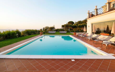 Villa Ester - Capo D'orlando, Sicilia: Agua, Planta, Edificio, Cielo, Propiedad, Piscina, Ventana, Azur, Rectángulo, Diseño De Interiores